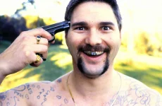 chopper-eric-bana-pointing-gun-to-his-head1.webp