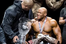 2019-Arnold-Pro-Wheelchair-Champion-Harold-Kelley-Congratulated-by-Shawn-Rhoden-photo-by-Lexi...webp