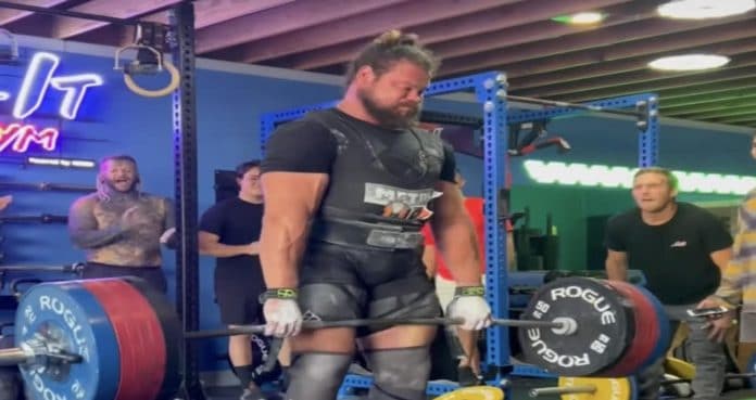 Martins Licis Crushes 805-Pound Deadlifts For Five Reps During Training