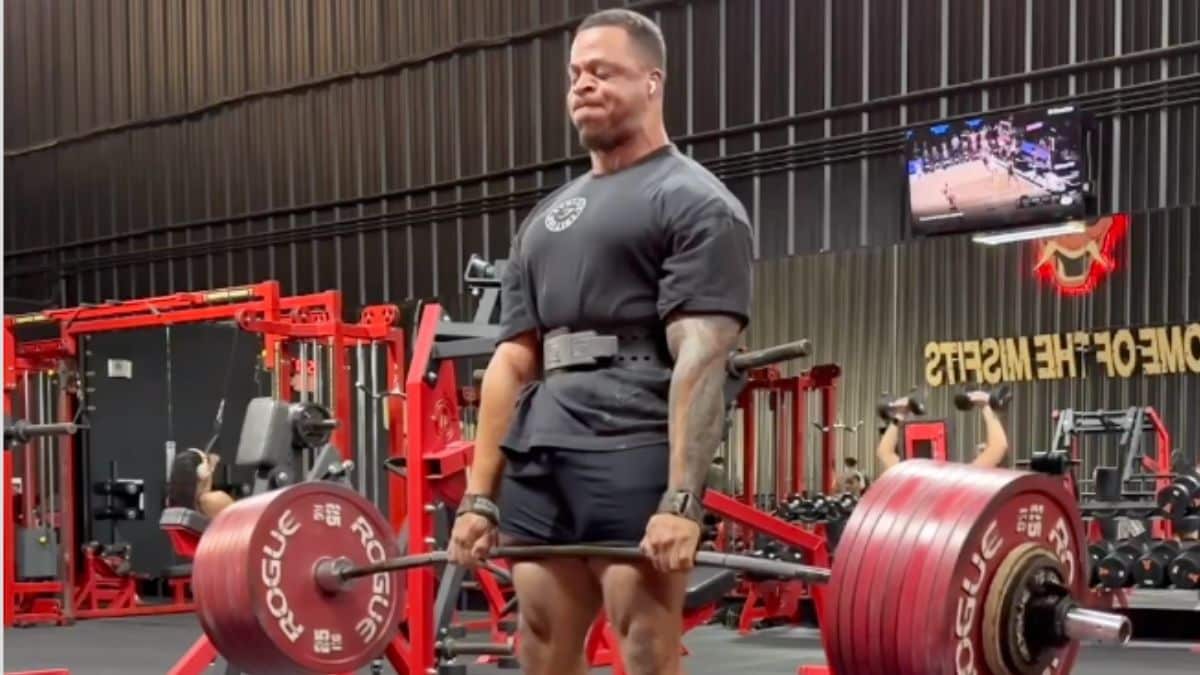 Powerlifter Jamal Browner Crushes 435-kg (959-lb) Raw Conventional Deadlift PR In Training