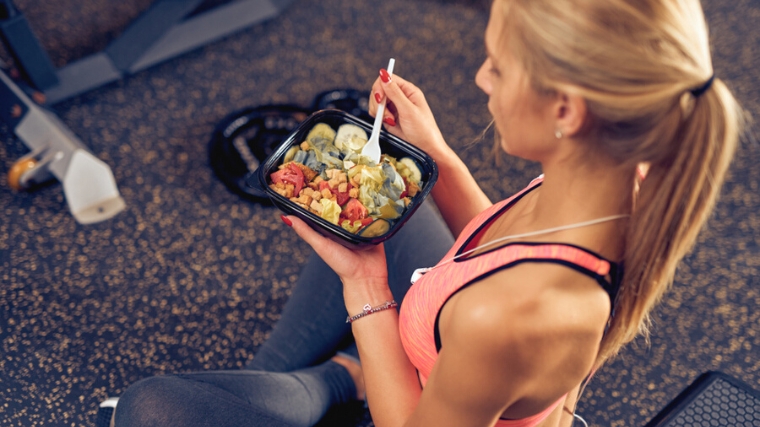 Brarbend.com-Article-Image-760x427-A-person-eating-a-salad-in-the-gym.jpg