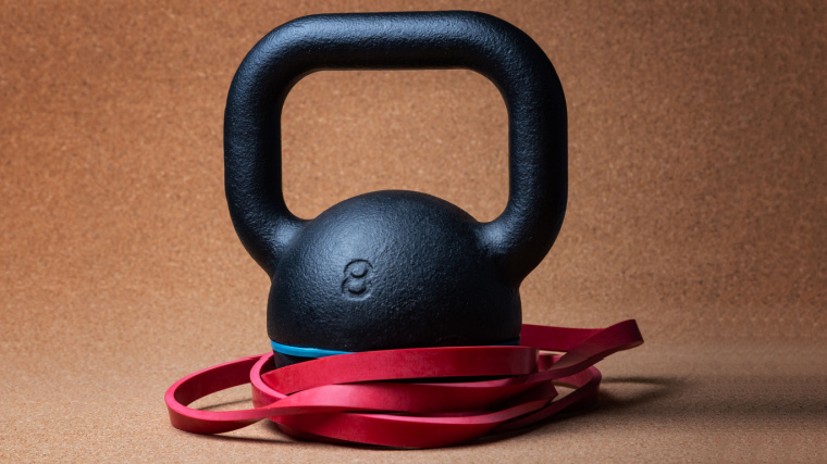 The Key Differences Between Free Weights vs. Resistance Bands