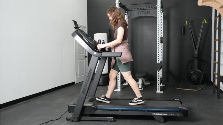 horizon-7.0-at-walking-on-treadmill-holding-heart-beat-handles.jpg